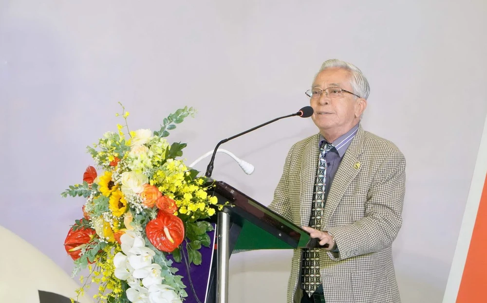 Chủ tịch LĐBĐ Bình Dương, ông Vũ Đức Thành chúc mừng sự thành công ngoài mong đợi của giải bóng đá phong trào lớn nhất nước...