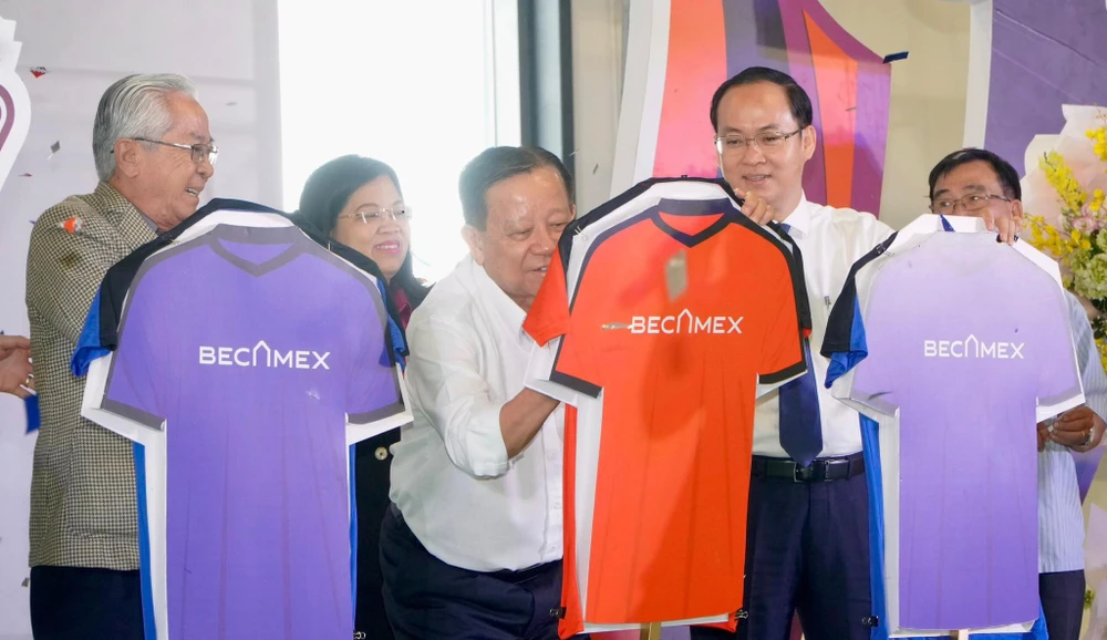 Chủ tịch HĐQT Tổng Công ty Becamex Bình Dương, ông Nguyễn Văn Hùng ký tên lưu niệm lên áo thi đấu cho các nhà tổ chức và tài trợ cho giải. Ảnh: AN.