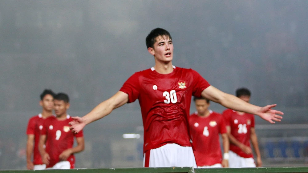 Hậu vệ nhập tịch Elkan Baggot sẽ đụng độ trực tiếp nhiều với Messi và rất có khả năng các tuyển trạch viên quốc tế theo dõi trận đấu này để mắt đến. Ảnh: GETTY.