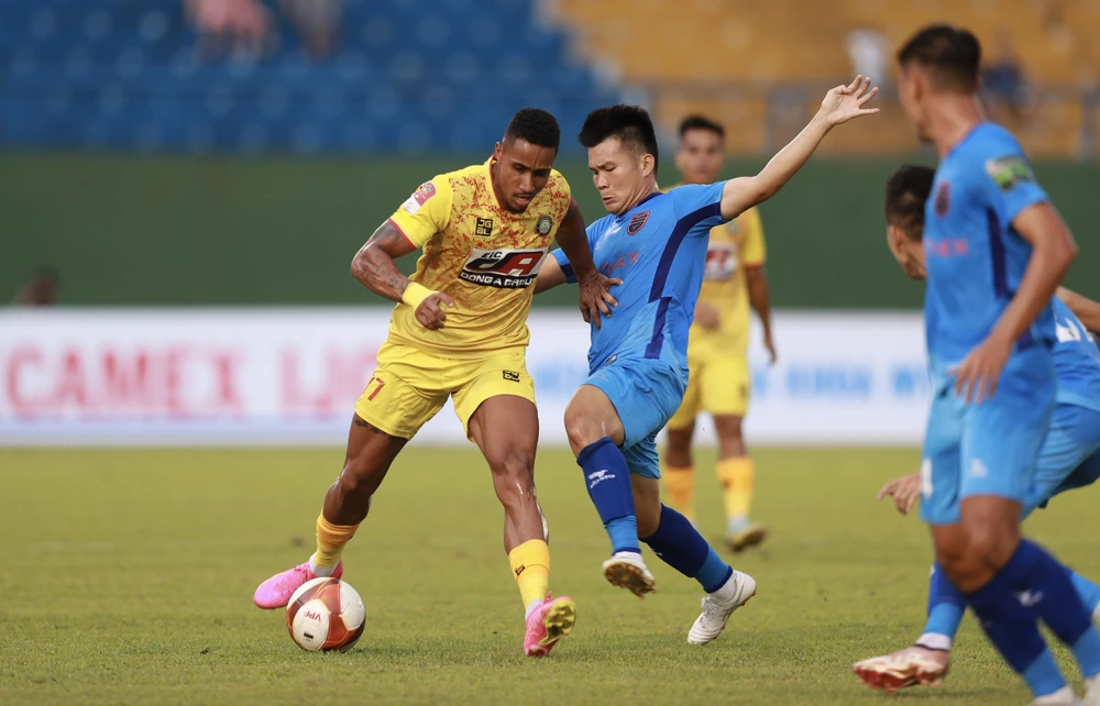 ... nhưng đã qua ba trận, đội bóng đất Thủ vẫn chưa nếm mùi chiến thắng. Ảnh: ANH PHƯƠNG.