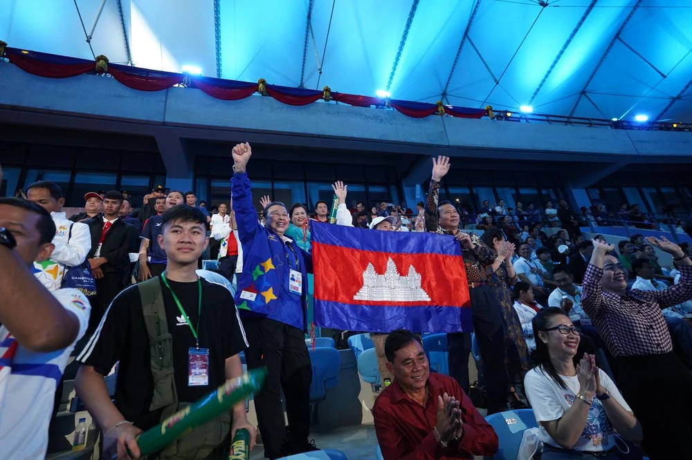 ... trong sự hưởng ứng nồng nhiệt của hơn 70.000 khán giả có mặt trực tiếp. Ảnh: ANH DƯƠNG.