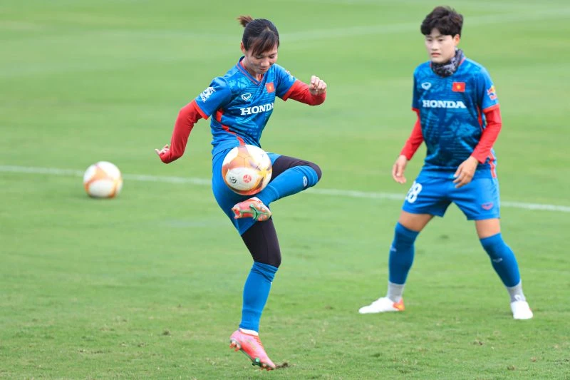 Tiền vệ Thùy Trang cùng đồng đội miệt mài trên sân tập để duy trì phong độ cao nhất cho cuộc chơi lớn cúp thế giới ở bảng đấu khó gồm đương kim vô địch Mỹ, á quân Hà Lan và tuyển nữ Bồ Đào Nha. Ảnh: VFF.