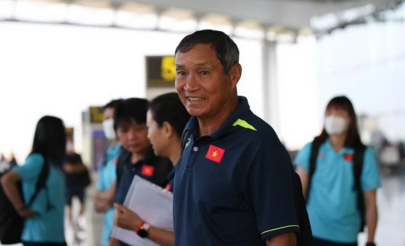 Thầy trò Mai Đức Chung đáp chuyến bay sáng 5-6 từ sân bay Nội Bài sang Đức cho chuyến tập huấn ba tuần, chuẩn bị vòng chung kết World Cup 2023. Ảnh: VFF.