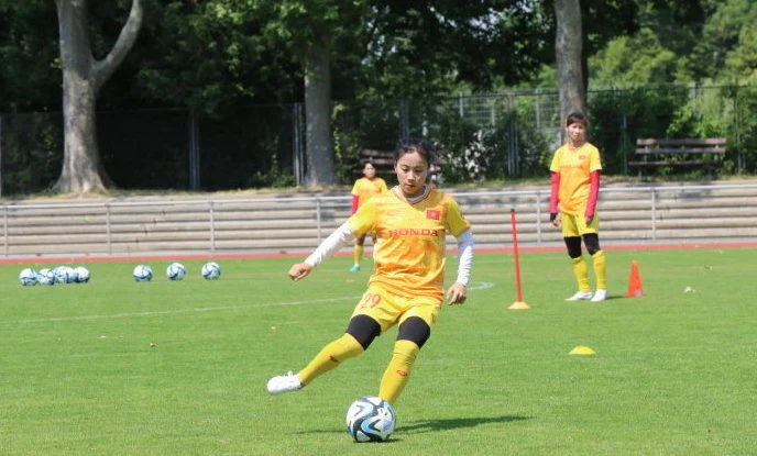 Các nữ tuyển thủ Việt Nam có buổi tập đầu tiên ở Đức. Ảnh: VFF.