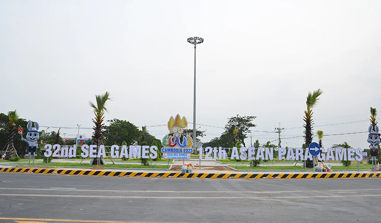 Đường vào làng thể thao SEA Games 32 và APG 12 là nơi đắc địa ở ngoại ô Phnom Penh. Ảnh: ANH PHƯƠNG.