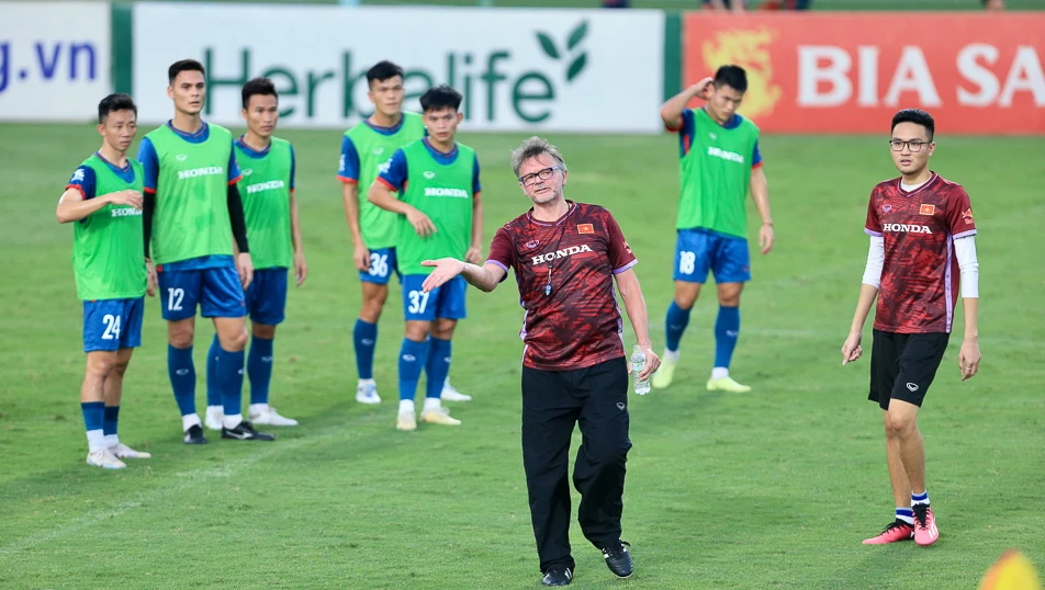 Các tuyển thủ quốc gia và U-23 tập luyện chung giáo án của thầy Troussier. Ảnh: VFF.