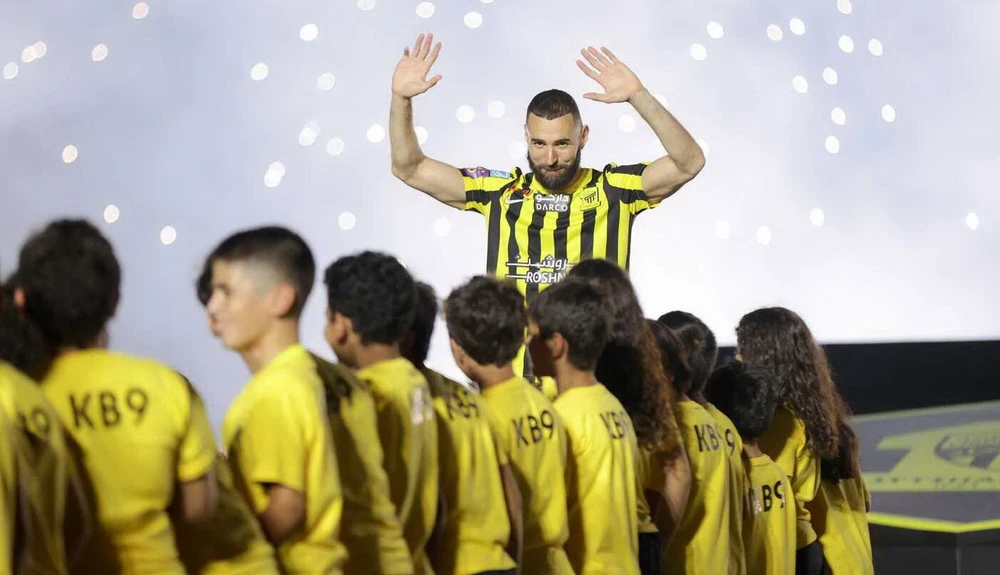 Tiền đạo Benzema vừa ra mắt đội bóng mới ở Saudi Arabia trong sự chào đón nồng nhiệt của các cổ động viên. Ảnh: GETTY.