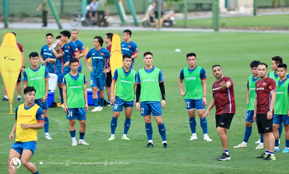 Các cầu thủ của hai đội tuyển quốc gia và U-23 tập luyện chung một giáo án. Ảnh: VFF.