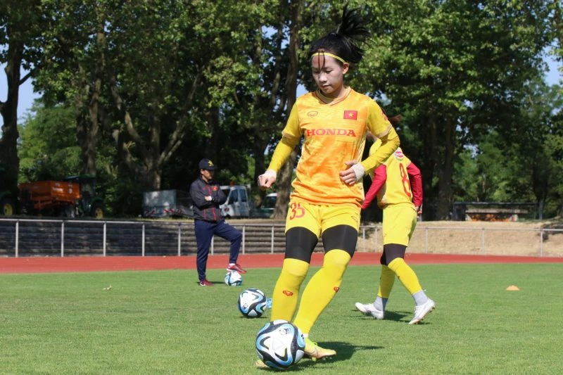 HLV Mai Đức Chung thử thách nhiều cầu thủ trẻ và giúp họ làm quen với môi trường thi đấu quốc tế. Ảnh: VFF.