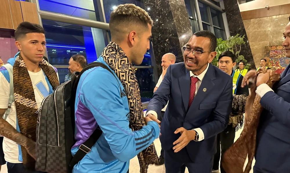 ... và sau đó anh trở lại châu Âu nghỉ ngơi mà không cùng đồng đội đá trận thứ hai ở Jakarta. Ảnh: GETTY. ... và sau đó anh trở lại châu Âu nghỉ ngơi mà không cùng đồng đội đá trận thứ hai ở Jakarta. Ảnh: GETTY.