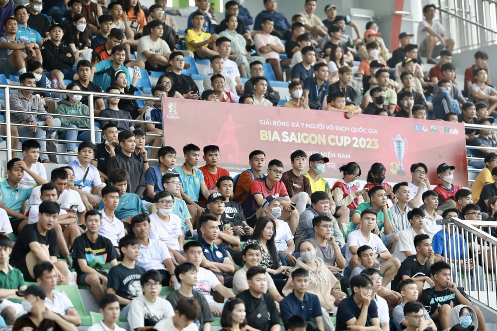 Đông đảo khán giả đến sân Gia Định thưởng thức cuộc chơi lớn. Bà Teoh Kim Wei, Phó Tổng giám đốc SABECO, chia sẻ: “Là người ủng hộ lâu dài cho nền thể thao cả Việt Nam, chúng tôi luôn thể hiện sự cống hiến không ngừng của mình qua những đóng góp thiết thực cho các trận đấu trong nước và quốc tế. Bên cạnh vai trò là Nhà tài trợ chính của các đội tuyển bóng đá quốc gia, chúng tôi còn nhận thấy tầm quan trọng của việc nuôi dưỡng giải đấu phong trào chuyên nghiệp ở các địa phương. Chúng tôi tin rằng sự hợp tác cùng với Vietfootball qua giải bóng đá Bia Saigon Cup trong hai năm tới sẽ tạo nền tảng quan trọng thúc đẩy sự phát triển của các tài năng bóng đá của Việt Nam".