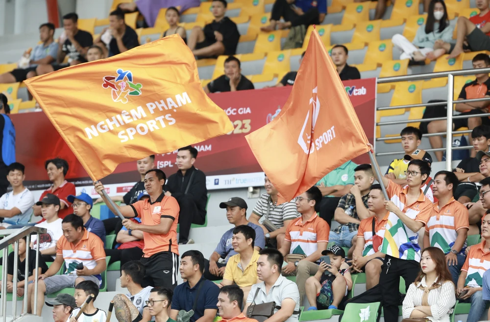 Lực lượng cổ động viên hùng hậu của Nghiêm Phạm Holdings có mặt trên sân tiếp lửa cho đội nhà trong trận gặp gỡ tân binh Sang Trọng – Thanh Hùng Futsal.