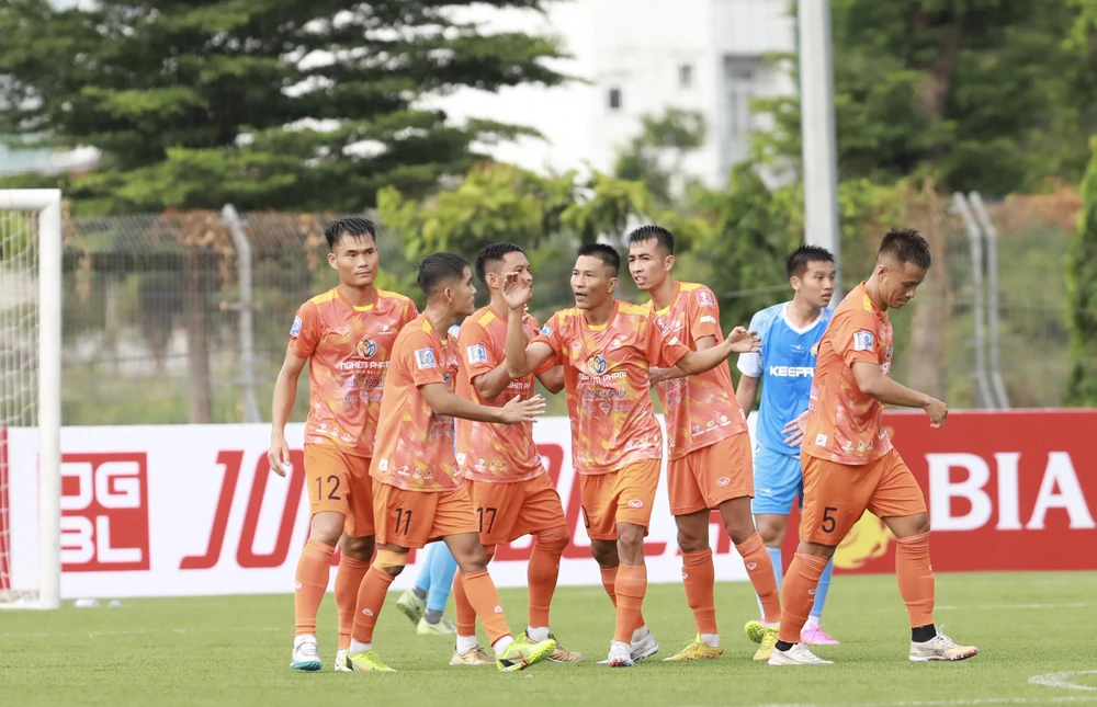 Niềm hạnh phúc của những cầu thủ Nghiêm Phạm Holdings với chiến thắng đầu tay sau màn kịch chiến gây thót tim.