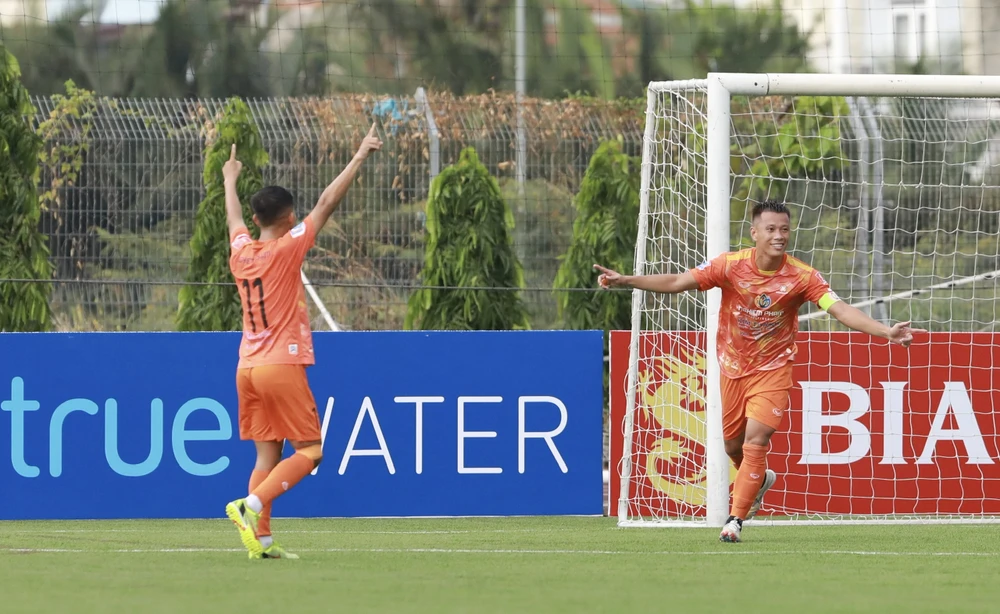 "Mila Gấu" mở điểm cho Nghiêm Phạm Holdings và khi ai cũng nghĩ họ không gặp nhiều khó khăn đè bẹp đối thủ thì bất ngờ Sang Trọng - Thanh Hùng Futsal có bàn gỡ vào cuối hiệp một.