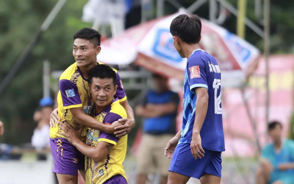 Trong loạt trận ngày khai mạc, sáu cặp đấu đã cống hiến cho khán giả những màn đuổi bắt thú vị với nhiều cơn mưa gôn dưới cơn mưa trời, như Spa Lan Ngọc – Kiên Giang và My My đã níu áo nhau với 6 bàn thắng chia đôi.