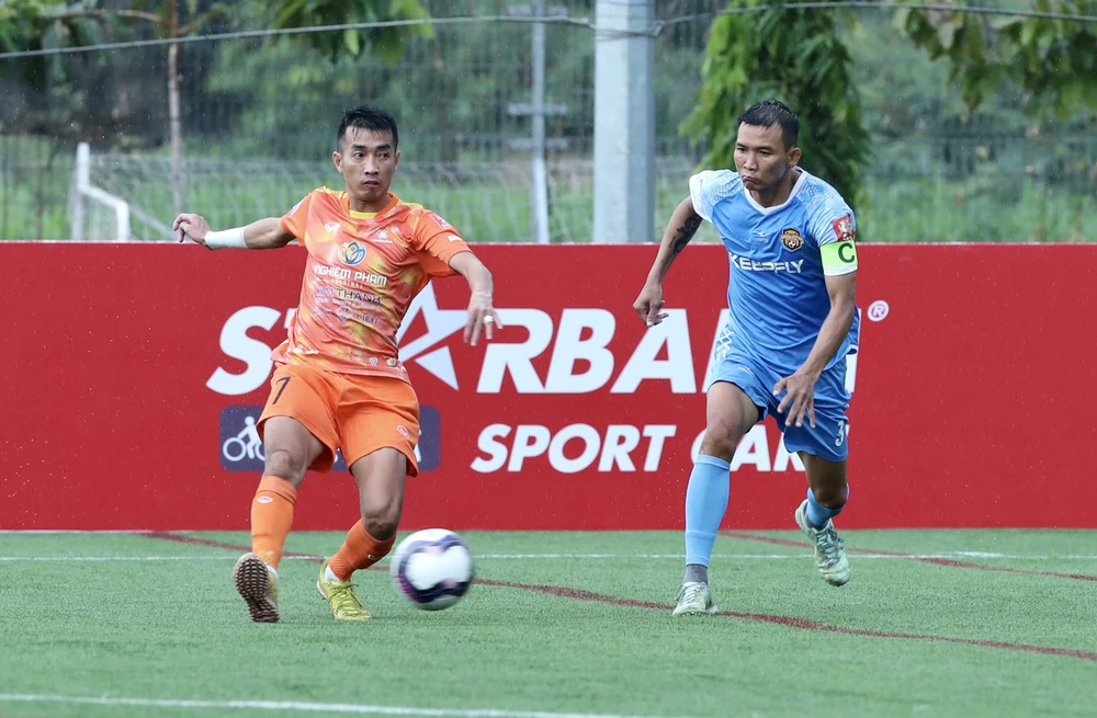 Rất may cho "cơn lốc màu da cam" khi Quả bóng vàng Futsal Phùng Trọng Luân trong một khoảnh khắc lóe sáng đã thoát khỏi sự đeo bám của cựu tuyển thủ quốc gia Đoàn Việt Cường để tung cú sút sấm sét đưa bóng đập xà ngang vào lưới ấn định 2-1.