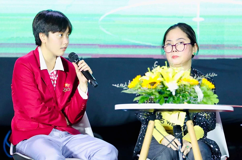 Trần Mai Ngọc là điển hình cho tấm gương con nhà nghèo vượt khó. Phải rời xa gia đình từ năm 8 tuổi để ra Hà Nội học bóng bàn, Mai Ngọc nỗ lực không ngừng để trở thành một tay vợt chuyên nghiệp, đỡ đần gánh nặng cho mẹ.