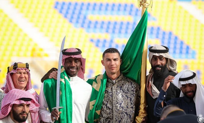 Từ bước đi tiên phong của Ronaldo, hiện có nhiều cầu thủ dịch chuyển sang thi đấu ở Saudi Arabia với những mức lương béo bở. Ảnh: GETTY.