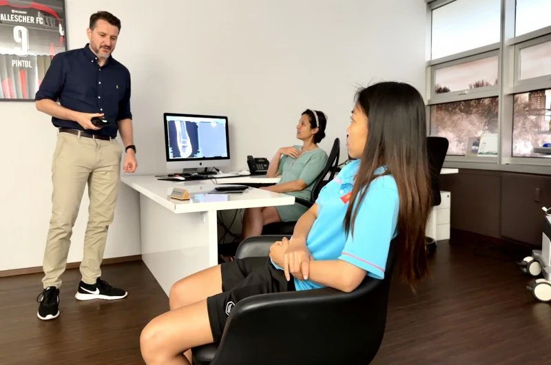 Đội trưởng Huỳnh Như thăm khám và phải nghỉ vài tuần dưỡng thương. Ảnh: VFF.