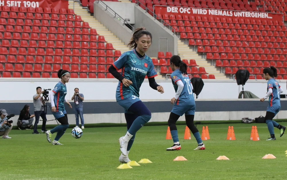 Tuyển nữ Việt Nam tích cực tập luyện cho trận đối đầu chủ nhà tuyển nữ Đức. Ảnh: VFF.