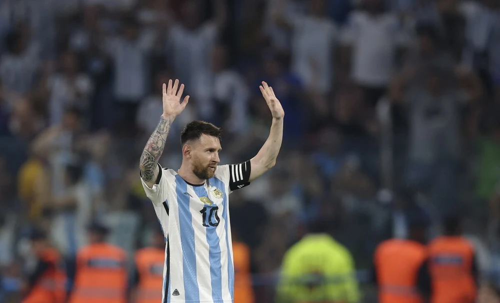 Tiền đạo người Argentina được chào đón nồng nhiệt ở quê nhà trong đêm sinh nhật. Ảnh: GETTY.