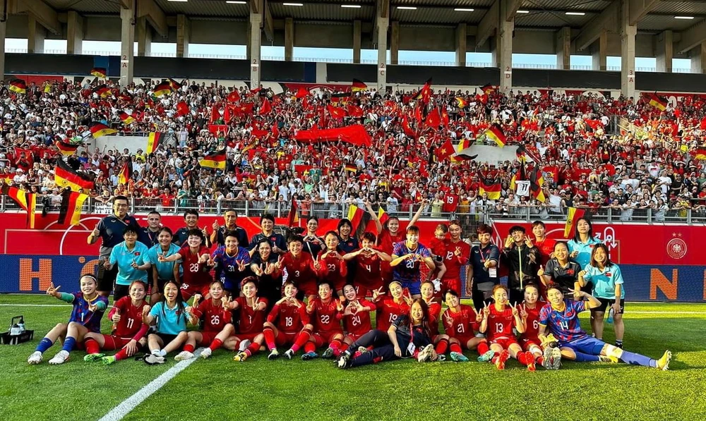 Có rất đông cổ động viên đã đến sân cổ vũ cho thầy trò Mai Đức Chung ở một trận giao hữu. Ảnh: AN.