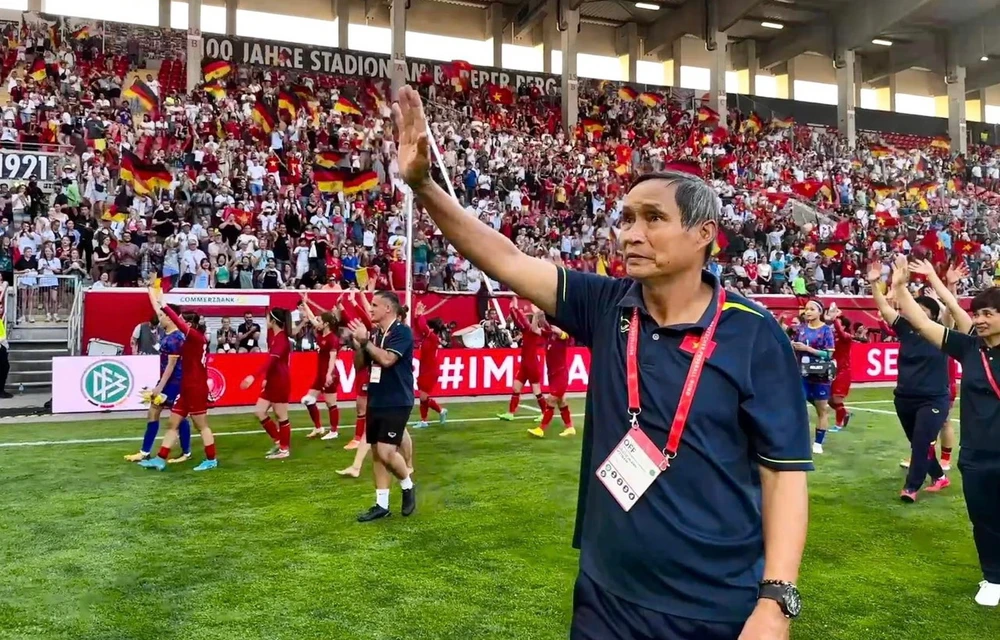 HLV Mai Đức Chung hài lòng với màn trình diễn của các học trò trước đối thủ lớn Đức. Ảnh: AN.