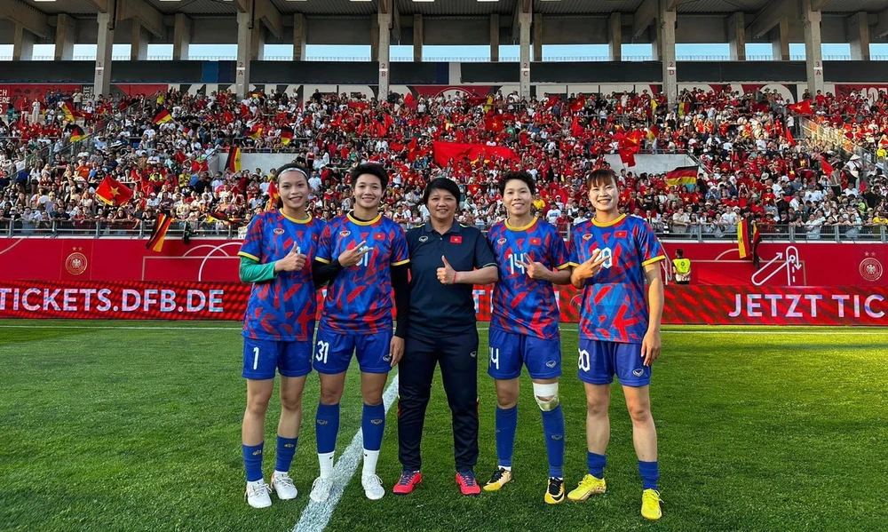 HLV Kim Hồng tự hào về những người gác đền trong chuyến tập huấn tại Đức, Ba Lan...