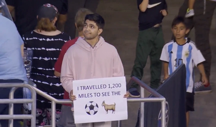 Cổ động viên buồn bã khi không biết ngày Messi ra mắt CLB mới ở Mỹ. Ảnh: GETTY.