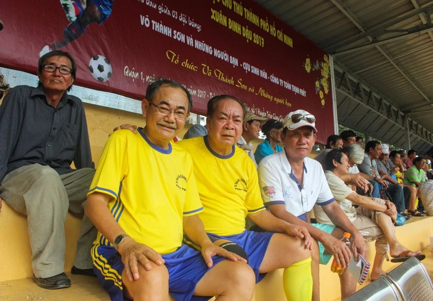 Anh Sáu Lèo chung tay chăm lo chương trình Cây mùa xuân cùng cựu tuyển thủ Võ Thành Sơn và NSND Việt Anh trong mỗi dịp cận Tết. Ảnh: CCT.