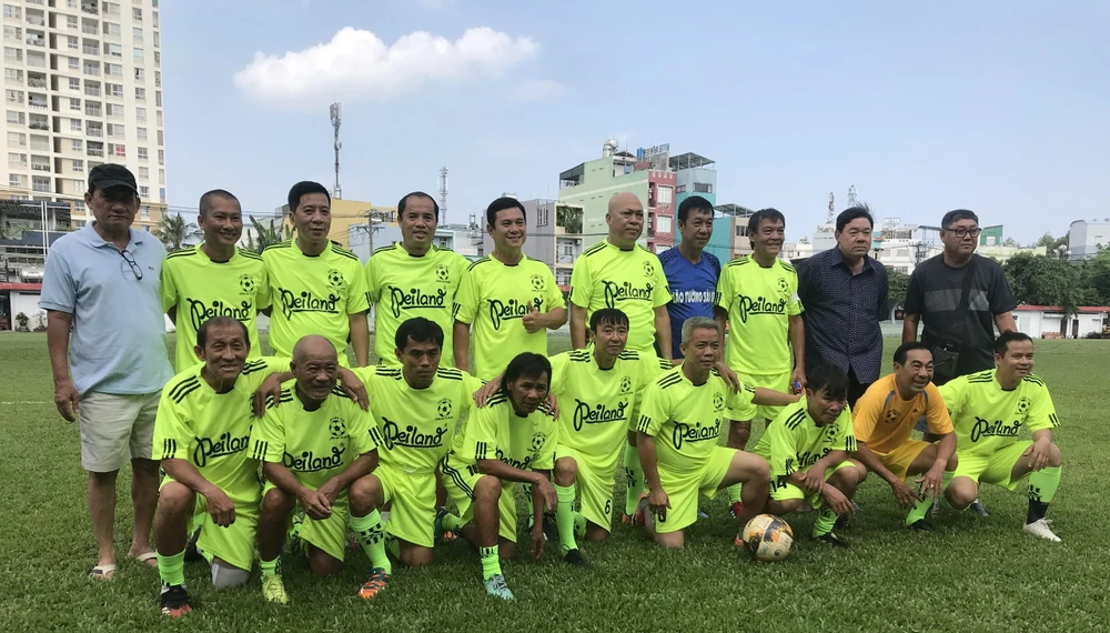 Đội bóng cựu CA TP.HCM thương nhớ người anh lớn Sáu Lèo (đứng, bìa trái) vừa chia tay cõi tạm. Ảnh: CCT.