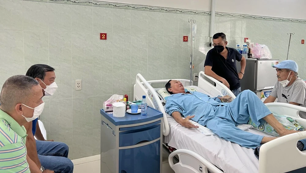 ... nhưng vài tháng qua, anh phải nằm trên giường bệnh, vẫn nhớ mãi những chiều thứ Bảy ra sân bóng với các đàn em. Ảnh: CCT.