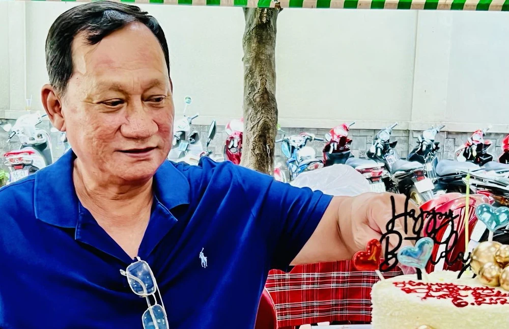 Tháng 6 năm ngoái, anh Sáu Lèo còn cắt bánh sinh nhật tuổi 71...