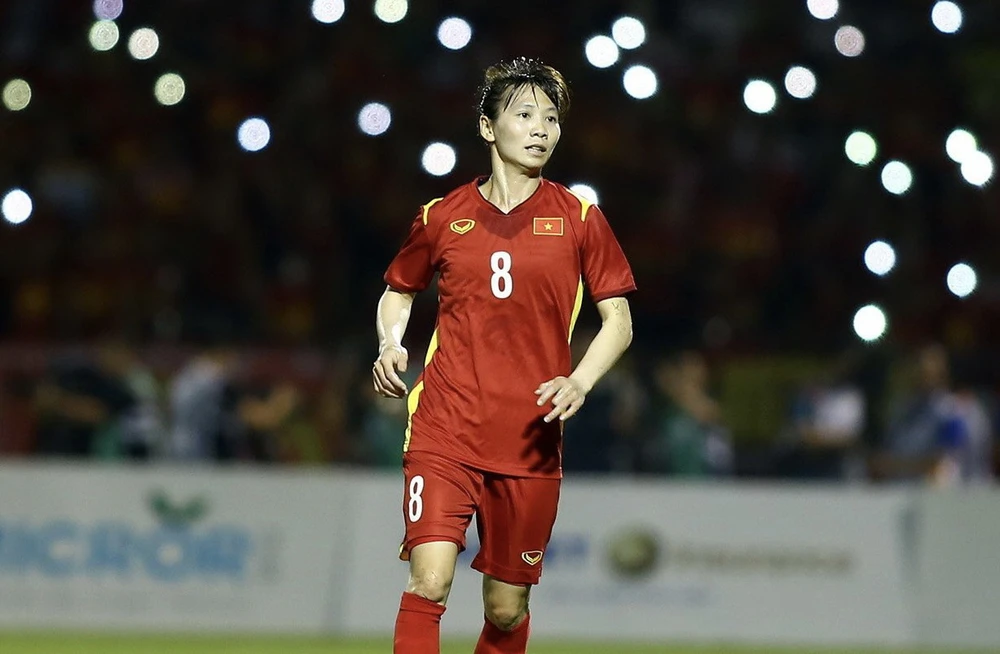 Thùy Trang và đồng đội tuyển nữ Việt Nam lần đầu tiên góp mặt ở sân khấu bóng đá lớn nhất hành tinh. Ảnh: CCT.