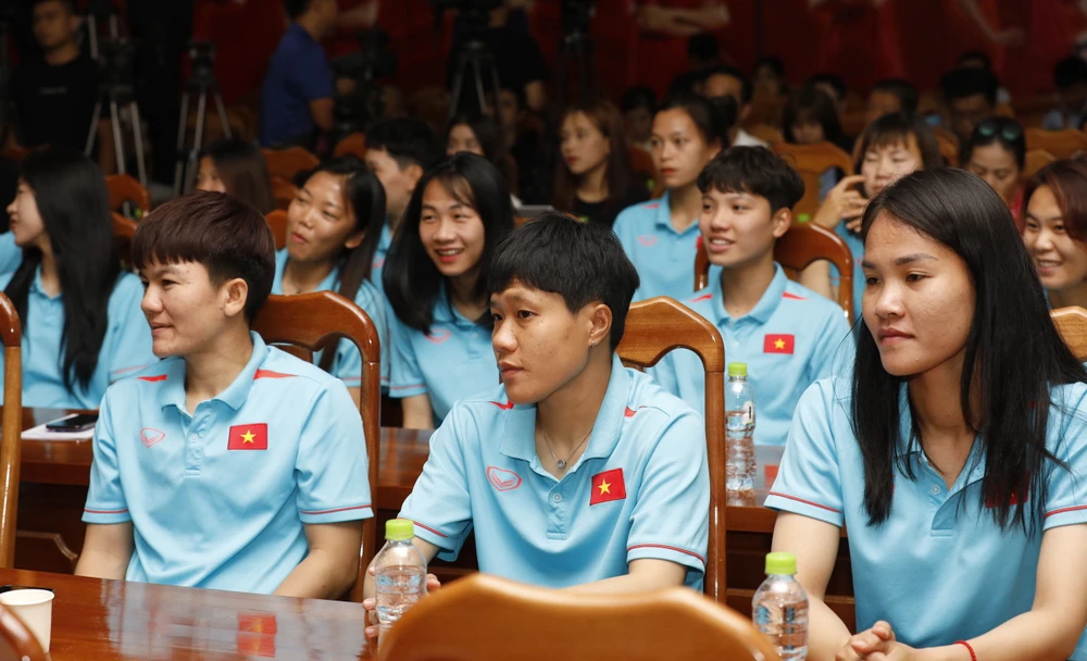 Những nữ tuyển thủ Việt Nam trong buổi lễ xuất quân tham dự vòng chung kết cúp thế giới sáng 4-7. Ảnh: ANH THỎA.