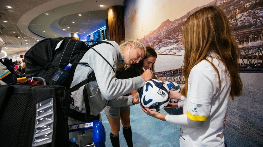 Nữ tuyển thủ Na Uy ký tặng người hâm mộ tại sân bay. Ảnh: CCT.