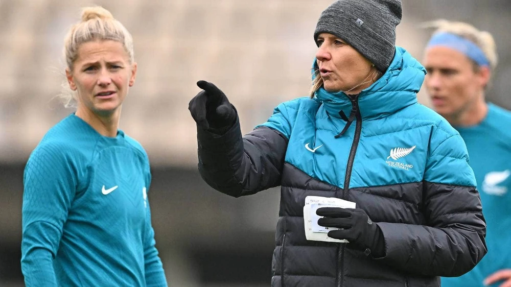 HLV Jitka Klimkova cho rằng thời tiết lạnh cũng là một lợi thế của tuyển nữ New Zealand khi đá giao hữu với đội khách Việt Nam trước thềm vòng chung kết World Cup 2023. Ảnh: AN.