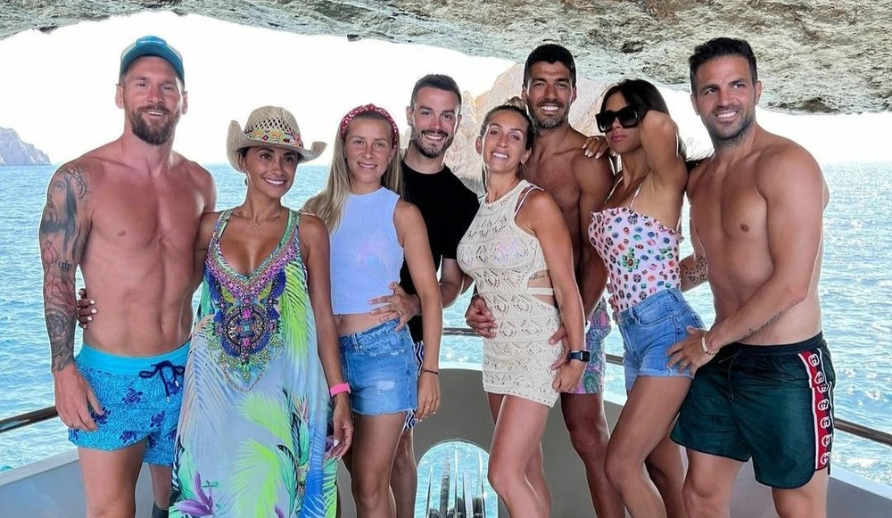 Vợ chồng Messi và thân thiết với vợ chồng của Suarez, Fabregas trong kỳ nghỉ mừng sinh nhật tiền đạo 7 lần giành Quả bóng vàng. Ảnh: GETTY.