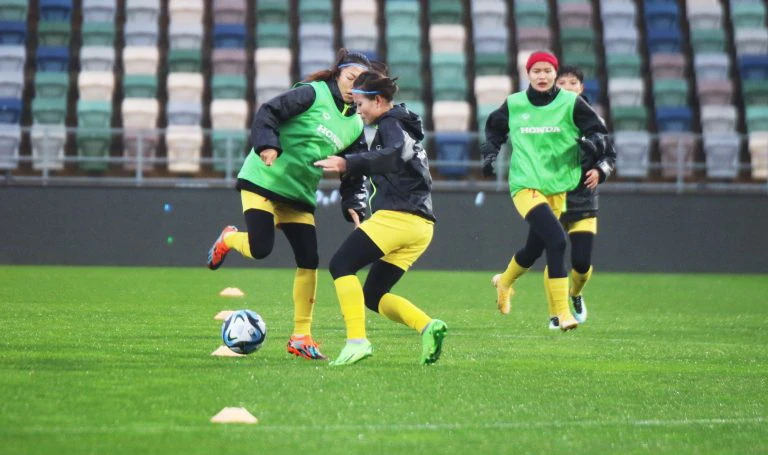 Trời lạnh kèm theo mưa là đối thủ lớn nhất của tuyển nữ Việt Nam ở thời điểm này. Ảnh: AN.