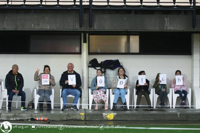 Những cổ động viên đáng yêu của tuyển nữ Việt Nam trên đất bạn New Zealand. Ảnh: VFF.