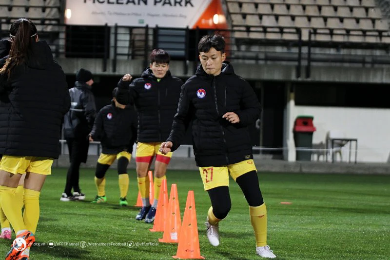 Các nữ tuyển thủ Việt Nam giữ ấm và làm nóng kỹ trước mỗi buổi tập ở thành phố Napier. Ảnh: VFF.