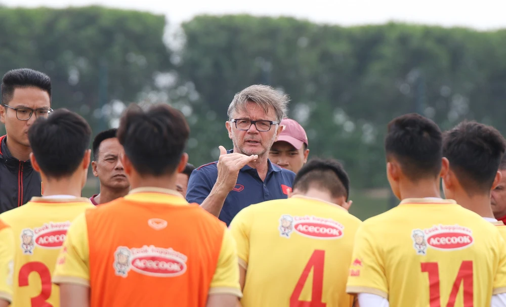 Thay đổi thói quen cũ và giúp họ theo hướng đi mới là cách làm của HLV Troussier. Ảnh: ANH PHƯƠNG.