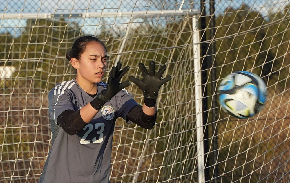 Thủ môn Kaiya Jota của Philippines mới 17 tuổi đã cao 1m90. Ảnh: TL.