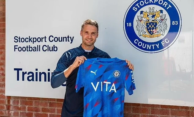 Đời sống bóng đá của Powell đã sang trang khi anh khoác áo cho Stockport. Ảnh: GETTY.