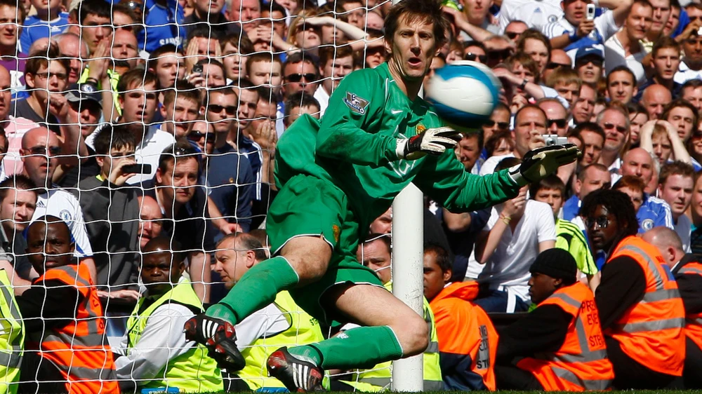 Van Der Sar trong màu áo Man United từ năm 2005. Ảnh: GETTY.