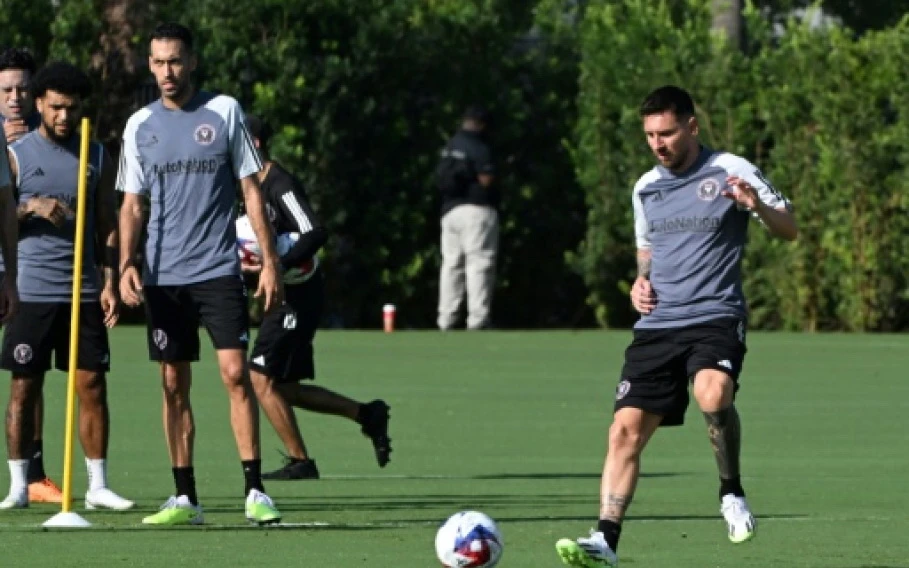 Messi ra sân tập luyện với đồng đội mới ở Miami, có sự xuất hiện của Busquets. Ảnh: GETTY.