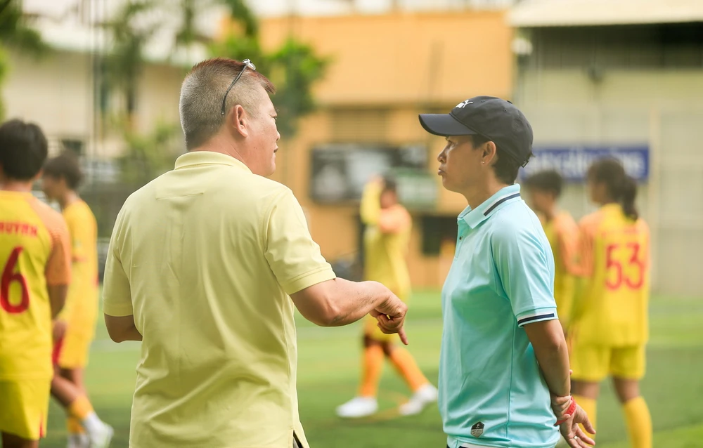 Ông Đào Huy Hùng phụ trách Bộ môn bóng đá nữ TP.HCM và HLV Lưu Ngọc Mai dẫn dắt tuyển nữ U-19 đá giao hữu có phong thái đặc biệt như trong một trận đấu thật.