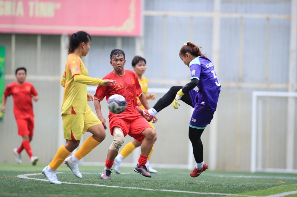 Trong thời điểm tập huấn cho giải U-19 quốc gia, HLV Lưu Ngọc Mai cho các học trò đá nhiệt tình và tập trung như một trận đấu thật để tích lũy thêm nhiều kinh nghiệm.