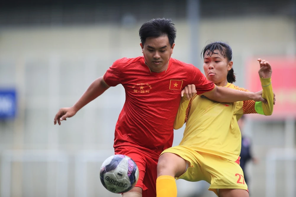 Sau hiệp một hòa nhau 1-1, các lão tướng của Công ty Trí Việt thay gần hết đội hình và chơi chắc chắn hơn trong hiệp hai.