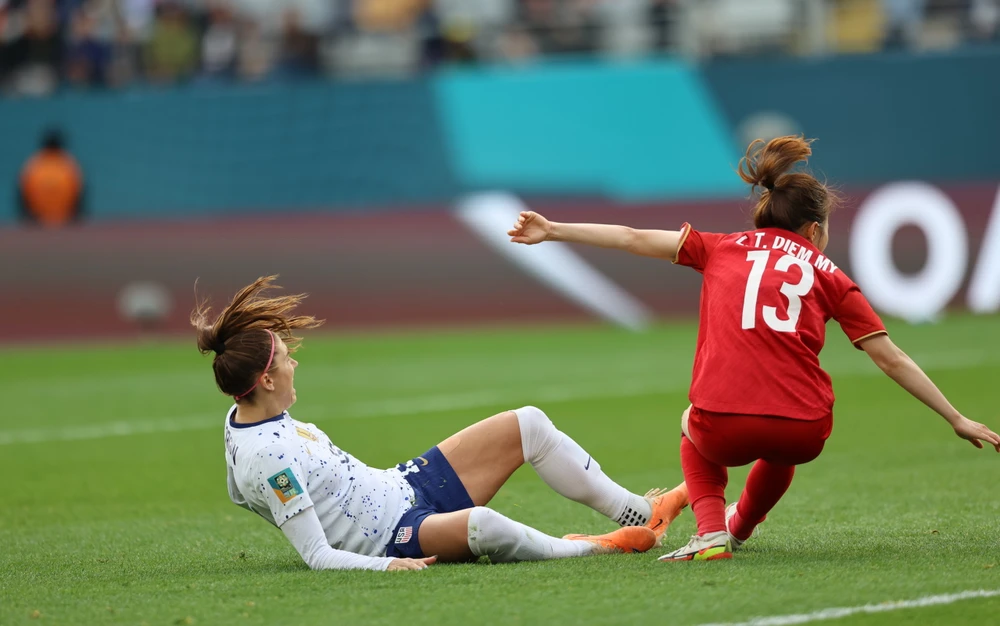 Tuyển nữ Việt Nam chơi lăn xả trước nhà đương kim vô địch thế giới. Ảnh: ANH ĐỒNG.